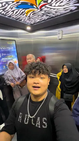 bawang ilang ng nya apa ? prank lift lagi #rucasofficial #uratmaluputus #liftprank @R U C A S 