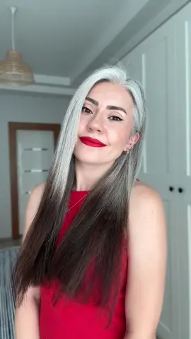 Yıllarca beyazları boyayarak aslında kendimi gizlemişim, zor muydu evet ama özüme döndüm ve bu seçtiğim yol bitmek üzere, artık yeni bir ben var🙈 ama öğrendiğim bir şey daha var mutluluk kimin ne dediği değil kendini nasıl hissettiğinmiş🥰 #silver #silverhair #silversisters 
