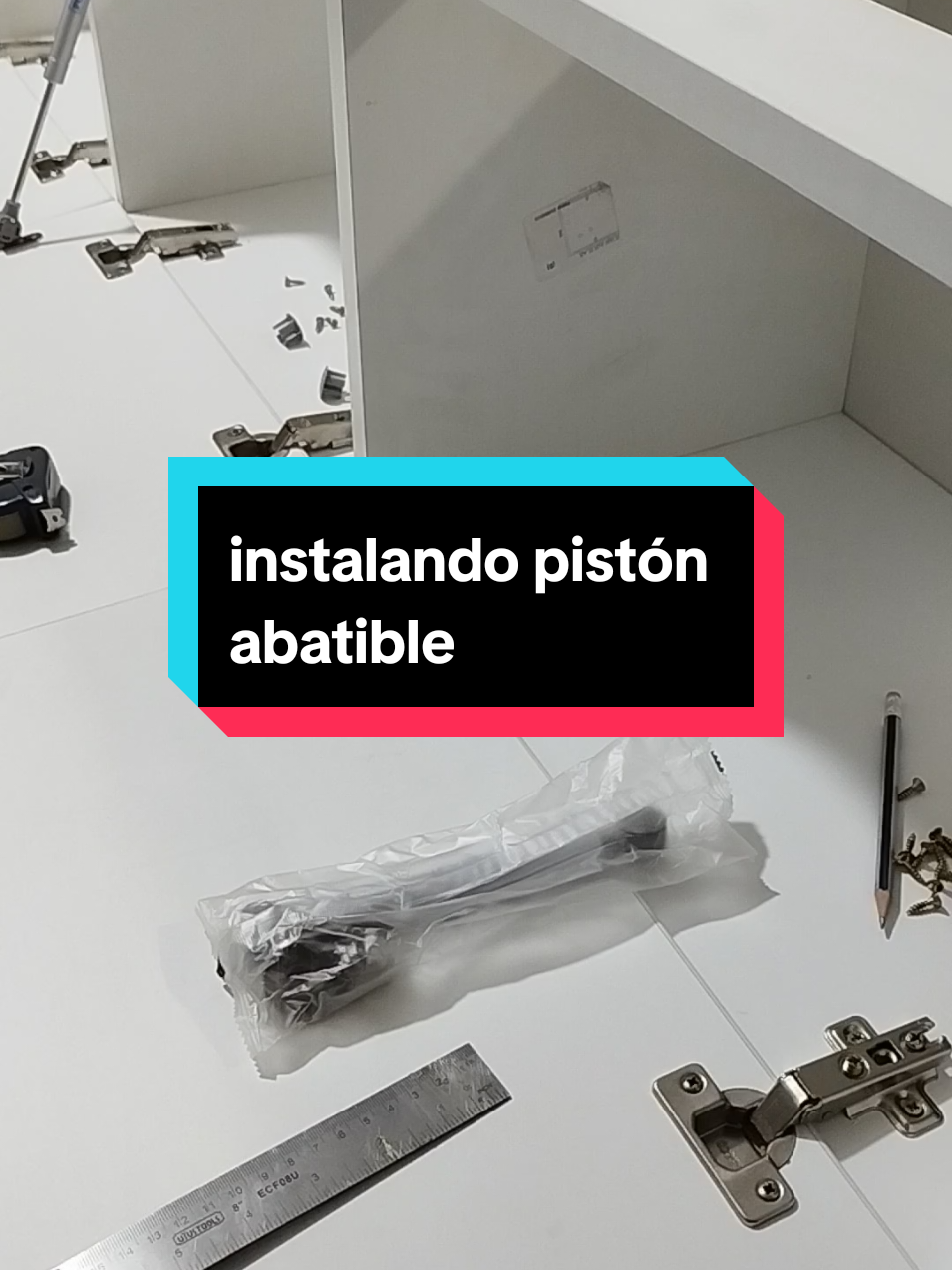 vamos aprender como se instala un pistón de gas abatible osea q se abre hacia abajo sígueme para más contenido así #aprendiendo #piston #mueblesyproyectosjdc #limaperu🇵🇪 #mueblesdemelamina 