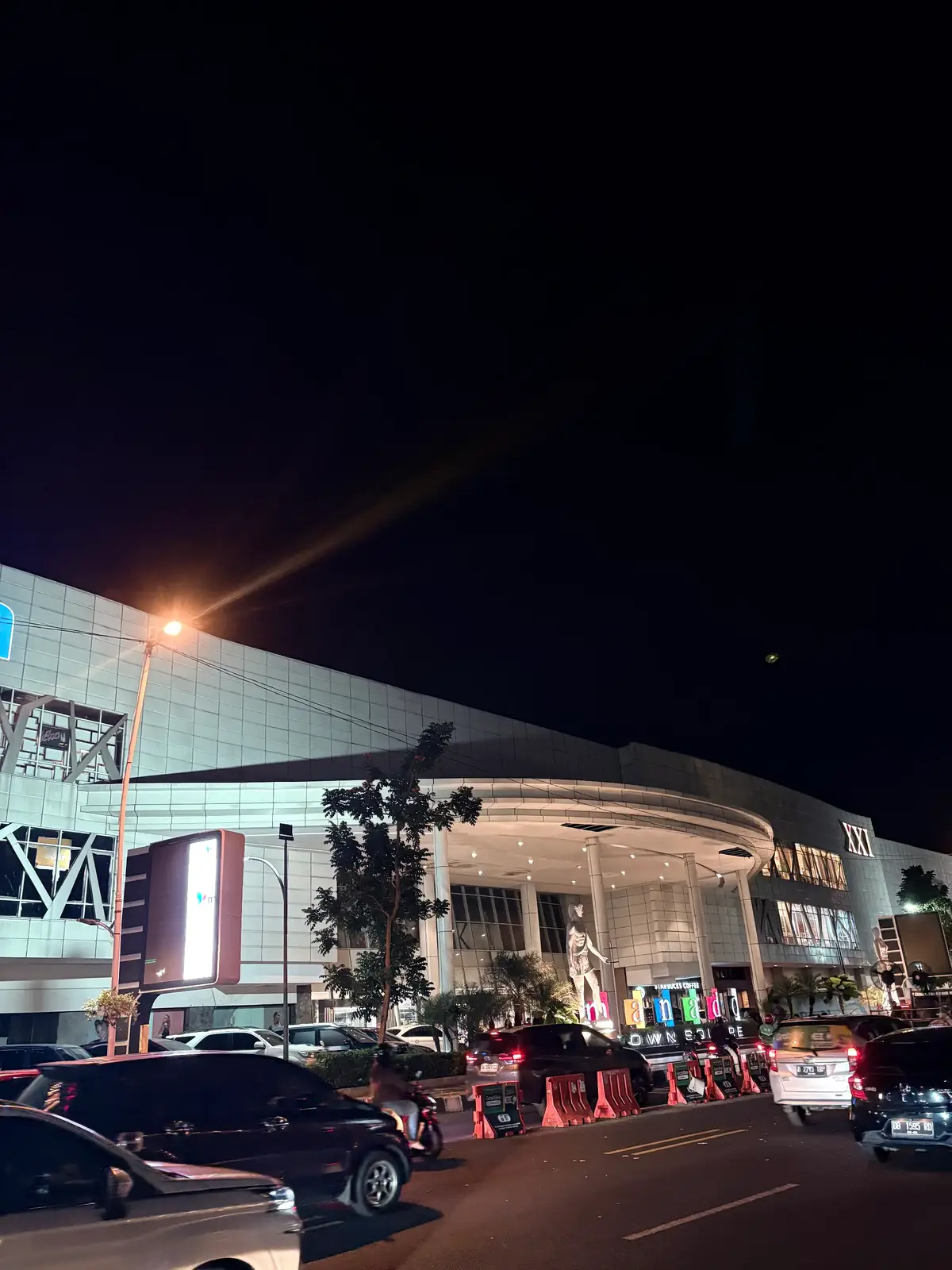 Suasana Malam di Kota Manado 📍 @mamanyadiesel 