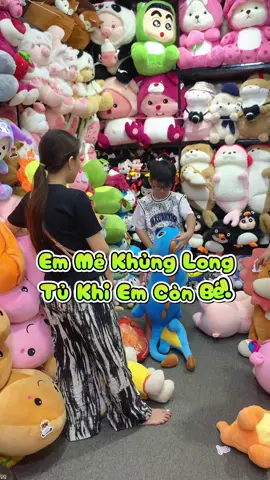 👶🏻Em mê khủng long từ nhỏ! Nhà em có con nhỏ rồi, mà nay em muốn mua thêm con lớn! 😍 #gaubongcaocap #gaubong #gaubongquatang #vuongquocgaubong #gaubongkhunglong 
