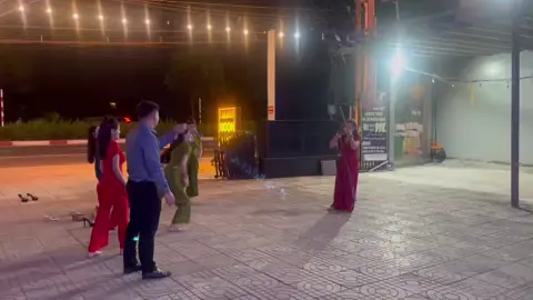 Đi làm như đi chơi ai muốn làm chung em ib nba 😜