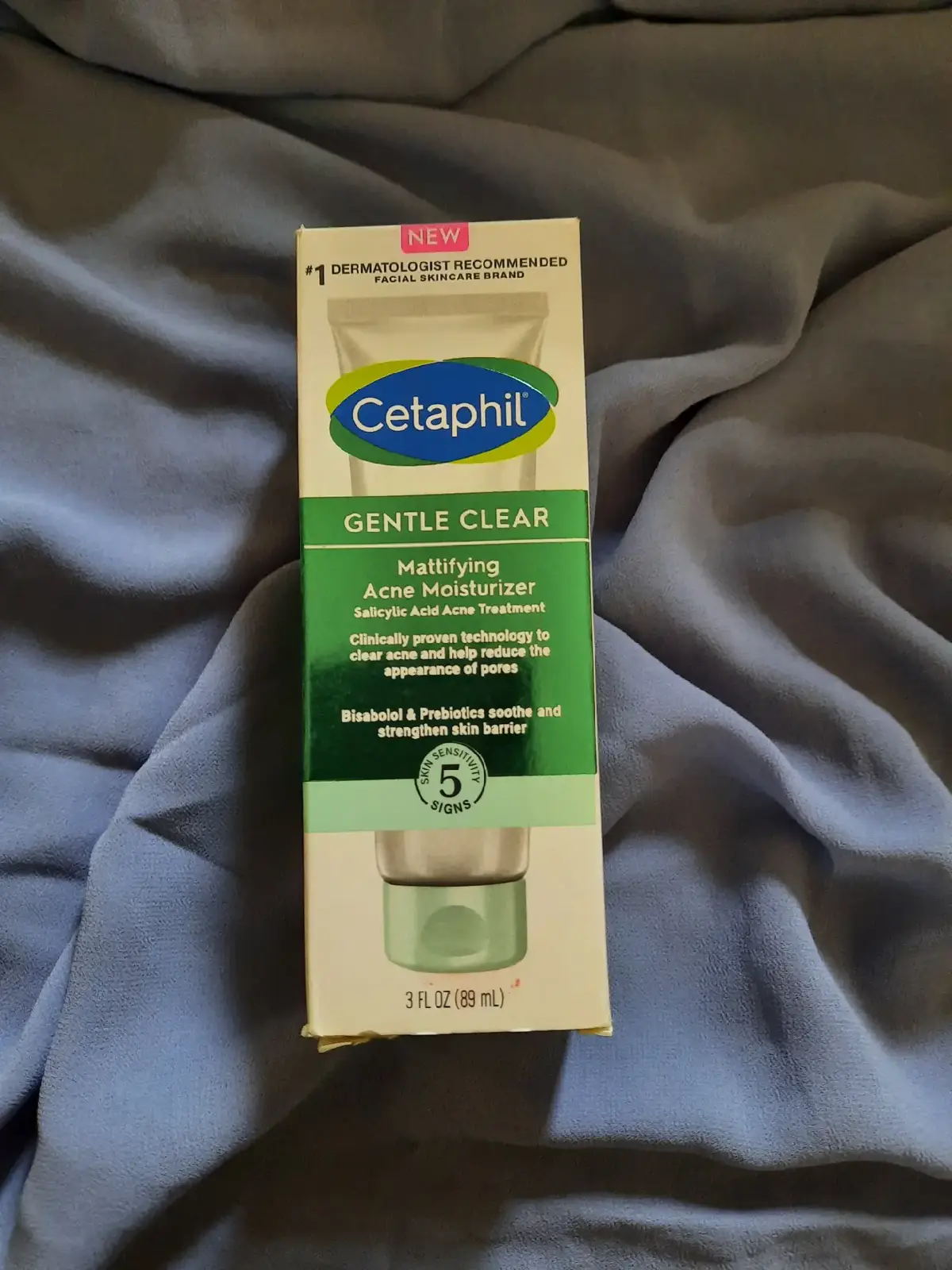 هذا المنتج هو مرطب سيتافيل جنتل كلير ماتيفاينغ لعلاج حب الشباب (Cetaphil Gentle Clear Mattifying Acne Moisturizer).  كيفية الاستخدام: يستخدم هذا المرطب عادة مرة أو مرتين يومياً. يُطبق على بشرة نظيفة وجافة كجزء من روتين العناية بالبشرة.  مميزاته: يحتوي على حمض الساليسيليك لعلاج حب الشباب وتقليل ظهور المسام. يساعد على ترطيب البشرة بشكل مكثف ويدوم ترطيبه لفترات طويلة. لا يسد المسامات ولا يترك أثراً دهنياً على البشرة. يحتوي على البيسابولول والبريبايوتكس لتهدئة وتقوية حاجز البشرة. غني بفيتامين E ومضاد للحساسية (Hypoallergenic) . #CapCut  #الشعب_الصيني_ماله_حل😂😂  #cetaphil #فولو #لايك 