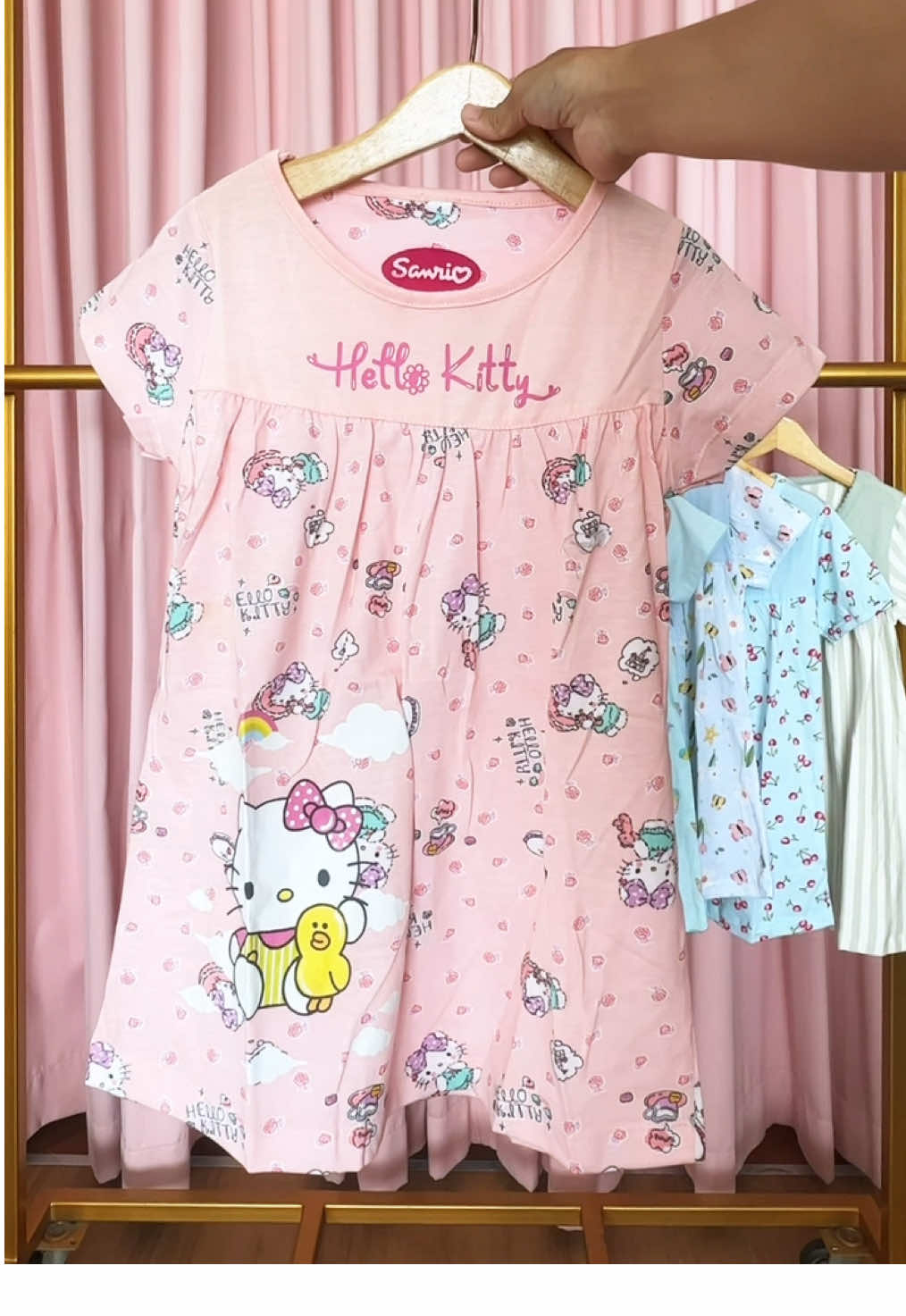 Bukan cuma tidur nyenyak, daster Sanrio ini juga bikin si kecil tampil super cute setiap hari 💕 Cek koleksinya sekarang! 📩DM kita buat tanya-tanya yuk moms #grosirbajutiduranak #bajutiduranak #grosirbaju #grosir #bajuanak  