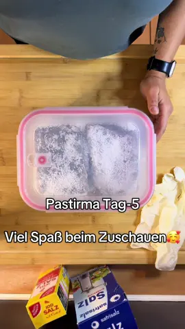 Wir machen Pastirma Tag-5  Es hat kaum Flüssigkeit verloren aber sicher ist sicher wir Salzen es 6 Tage durch. Danke fürs Zuschauen lass ein like da🥰 #pastirma #flypシ #evyapımı #selfmade #fyyyyyyyyyyyyyyyy 