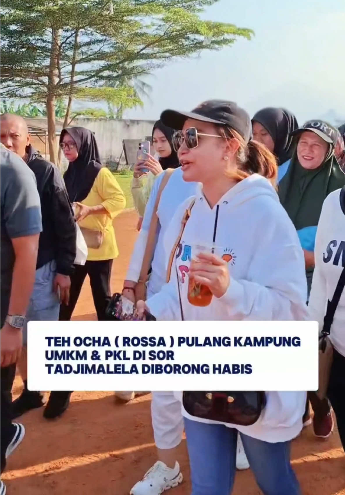 Long weekend, penyanyi Rossa pulang kampung. Olah raga sekaligus ngaborong jajanan di SOR Tadjimalela Cigugur melalui Gerakan untuk Larisin (Geulis) UMKM dan PKL Sumedang yang digagasnya. #rosa #doniahmadmunir #bupatisumedang #sumedangsimpati 