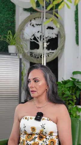 ✨ María viene desde California, ¡cuatro horas de vuelo solo para hacerse el cabello con nosotros! 😍 Es su segunda vez en nuestra casa artística, y déjenme decirles algo: María es una mujer hermosa por dentro y por fuera. Su belleza natural brilla sin importar el look que lleve, pero ella misma confiesa que cada transformación en su cabello eleva su autoestima hasta las nubes ☁️💖. Hoy seguimos perfeccionando su diseño inverso ✨, respetando el proceso ya que aún quedan restos de su antiguo tinte negro en las puntas. Poco a poco, con técnica, paciencia y amor por el arte capilar, vamos logrando un resultado radiante, poderoso y lleno de vida. 💇🏻‍♀️🔥 María es el ejemplo de una mujer empoderada que no duda en viajar kilómetros para sentirse renovada, segura y espectacular. 🌎✈️ Porque cuando el cabello habla… ¡el alma sonríe! 💕 📍 David Alexander 4343 Telephone Rd, Houston, Texas 77087 #HairTransformation #BalayageInverso #CambioDeImagen #HoustonHair #CabelloDeEnsueño          