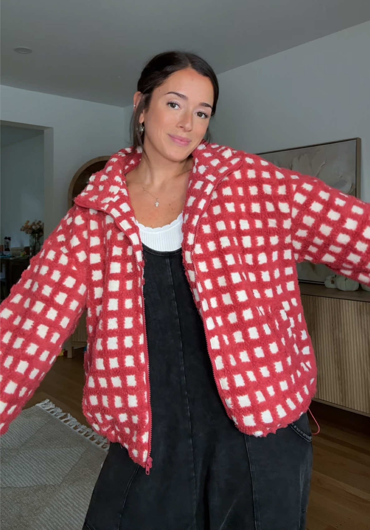 this cropped fleece cinched zip up did NOT disappoint 👌🏽👌🏽 it’s soo cute & soft #cinchedzipup #falljacket #fallfashion #falloutfits #tiktokshopcreatorpicks 