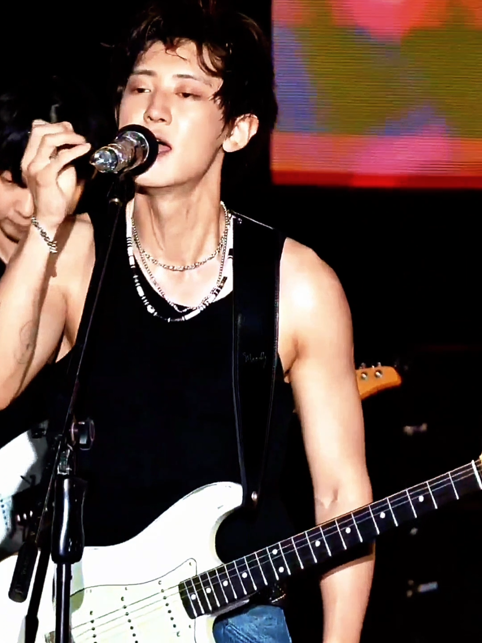 Hands up 🙆 cr. tidaksemampai intotheskai meowloeydy @EXO  #CapCut #chanyeol #exo #waterbomb #waterbombbali2025 