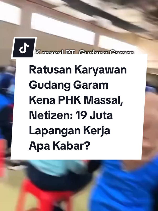 Jagat maya mendadak heboh usai beredar sebuah video yang memperlihatkan suasana haru pemutusan hubungan kerja (PHK) massal di pabrik rokok PT Gudang Garam Tbk Tuban, Jawa Timur. Video tersebut pertama kali muncul di sejumlah akun media sosial, salah satunya akun Instagram @pembasmi.kehaluan.reall, dan langsung viral hingga menuai ribuan komentar warganet. Dalam rekaman singkat itu, terlihat ratusan karyawan, baik pria maupun wanita, berkumpul di sebuah ruangan besar menyerupai aula pabrik. Suasana emosional pun pecah ketika sebagian pekerja, terutama para ibu, tak mampu menahan tangis saat harus mengucapkan salam perpisahan kepada rekan-rekan mereka. Momen saling bersalaman dan berpelukan menandai akhir perjalanan panjang banyak pekerja yang telah mengabdi selama bertahun-tahun. Bahkan, ada karyawan yang disebut sudah bekerja lebih dari 14 tahun, sehingga kehilangan pekerjaan terasa sangat berat. Unggahan tersebut juga disertai narasi yang mencerminkan keresahan publik: “Dunia kerja sedang tidak baik-baik saja.” Banyak komentar warganet yang menyoroti tanggung jawab perusahaan dan pemerintah dalam memberikan solusi bagi tenaga kerja yang terdampak. “Sejatinya, di balik mereka yang di-PHK ada keluarga, anak, dan istri. Semoga ada solusi terbaik dari pemerintah. 19 juta lapangan kerja apa kabar?” tulis salah satu keterangan yang menyindir janji kampanye penciptaan lapangan kerja. #hariharijakarta #jktinfo #infojakarta #jakarta #jakartatimur 