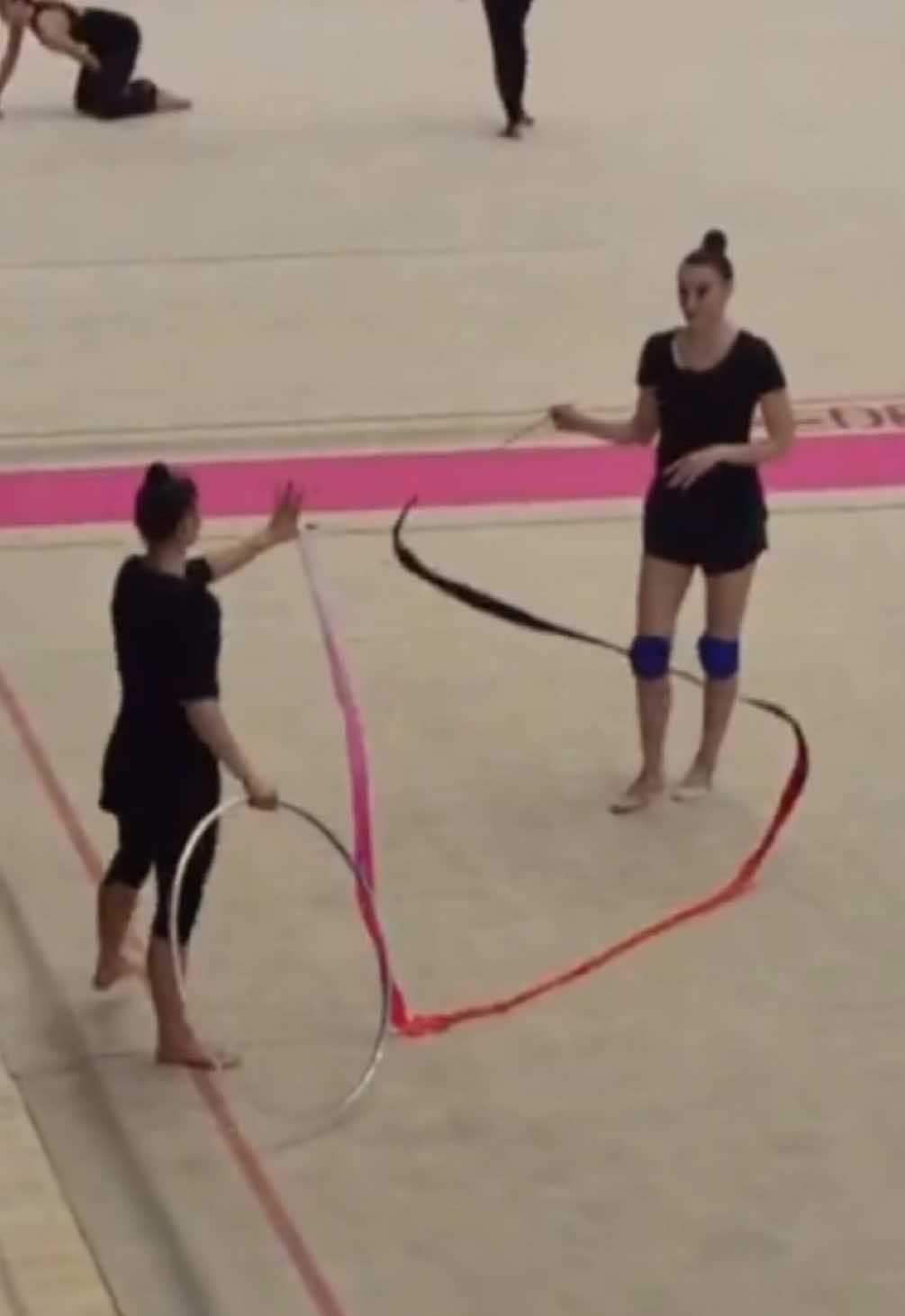 This is girlhood 💘🌹 You can see the friendship and respect between Sofia Raffaeli and Alina Harnasko in this moment training 😅😂 Look at Claudia Mancinelli laughing ❤️‍🩹  . . #viral #ginnasticaritmica #rhythmicgymnastics #gimnasiaritmica #raffaeli 
