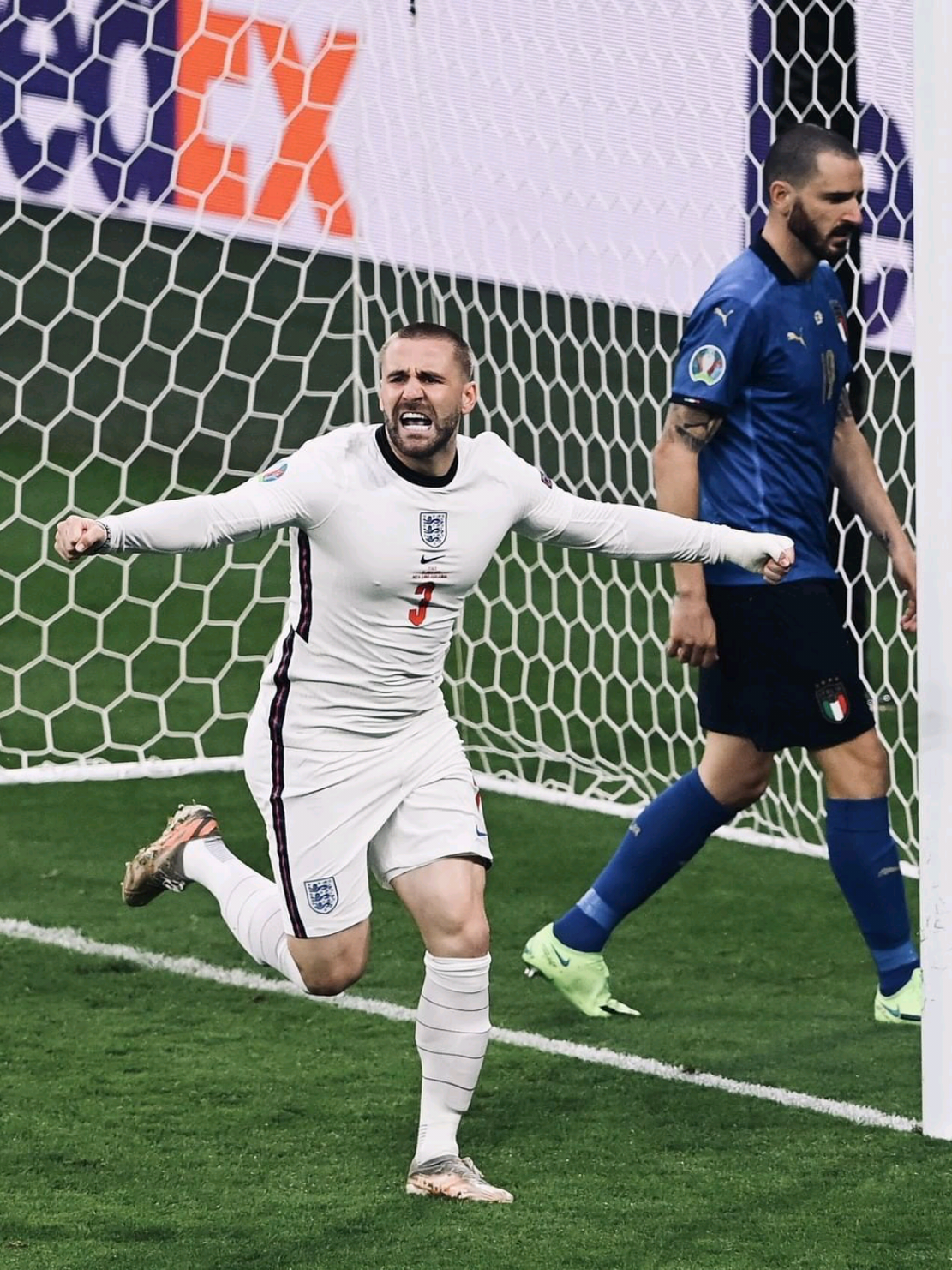 بداية نارية للإنجليز! 🇬🇧⚽ لوك شاو يهز شباك إيطاليا في لحظة ستبقى خالدة في تاريخ اليورو. 🌟🏆 #كرة_القدم_عشق_لا_ينتهي👑💙  #شاو #Euro  #England #fyp 