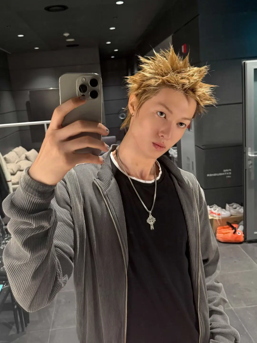 another mirror selfie from this guy🫵🏻 #martin #cortis #fypage #weverse 