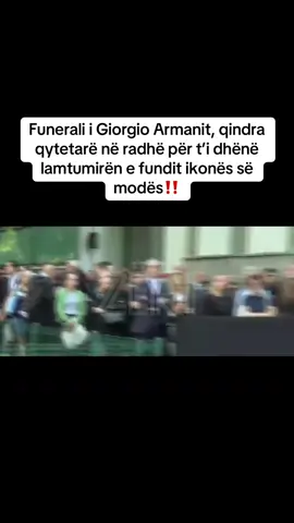 Që në orët e para të mëngjesit së sotëm, qytetarë nga e gjithë Italia dhe më gjerë janë mbledhur në Milano për t’i bërë nderimet e fundit mjeshtrit të madh të modës, Giorgio Armani.  Kapela mortore është hapur zyrtarisht në orën 09:00 në Teatrin Armani, në Via Bergognone 59, por qindra njerëz kishin zënë vend që prej orës 07:00, në një atmosferë të ngarkuar me emocione dhe respekt. Kapela do të qëndrojë e hapur për publikun përgjatë gjithë ditës së sotme dhe nesër po ashtu, të dielën më 7 shtator, deri në orën 6 të pasdites. Dy hyrje janë organizuar: njëra për punonjësit e shtëpisë së famshme Armani, dhe tjetra për publikun e gjerë që ka ardhur të nderojë një prej figurave më të mëdha të stilit italian. Ndër të parët që kanë bërë homazhe për ikonën e stilit dhe modës, ishin kryebashkiaku i Milanos, Beppe Sala, presidenti i Stellantis, John Elkann me bashkëshorten Lavinia, si dhe përfaqësues të botës së sportit si Gianni Petrucci dhe trajneri i Olimpia Milano, Gianni Messina. #zeri #zeriai #zerimedia #giorgioarmani