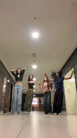 WHOS THAT GIRL 👯‍♀️👯‍♀️ #fyp #friends #whosthatgirl #trend 