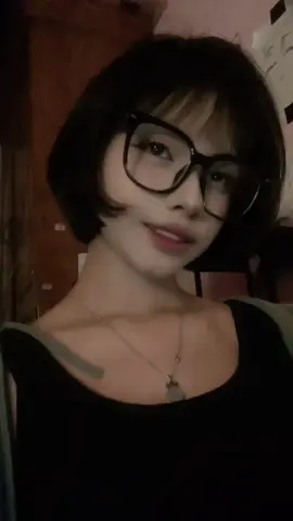 shaky hands.  .  . #4u #shorthair 