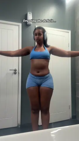 1-1 coaching link in my bio to train with me !🔗 Wearing @DFYNE code “NIMO” to save 10% off all orders 💕 #gymgirl #dfyne #GymTok #deficit #gym 