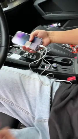 ¿Todavía te molestas con el constante enchufe y desenchufe del CarPlay cableado? La versión inalámbrica no tiene retraso, el cambio de sistema del vehículo es ultrarrápido y se conecta instantáneamente al subir al auto: ¡super tranquilo!#carplay #apple #applecarplay #carplaysystems #aibox 