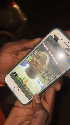 Hier un jeune homme a lancé son téléphone à @pape pour qu’il fasse une vidéo voyant l’état du téléphone il a demandé au jeune de passer à l’hôtel pour l’acheter un nouveau téléphone 📱 @latzodoze nala pape faay ndakh mougui djeundeul ay call 😂😂😂😂😂