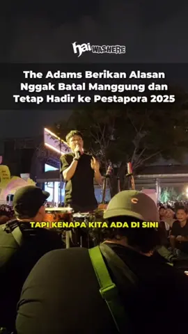 Penampilan The Adams X FSTVLST di Pestapora, Sabtu (6/9) disajikan di tengah penonton, bukan di panggung. Dalam kesempatan itu, Ale selaku gitaris dari The Adams memberikan pernyataan terkait isu yang baru-baru ini terjadi di festival musik tersebut. Ale menyatakan dengan tegas bahwa mereka sudah mengembalikan fee yang diterima. Selain itu, ia juga menyebutkan bahwa mereka akan menanggung semua penalti yang mungkin muncul sebagai konsekuensi dari pengembalian tersebut. Ale juga menjelaskan kepada para penonton untuk tidak mudah dipecah belah secara horizontal. Ia menekankan bahwa dalam industri musik, musisi, penyelenggara, dan penonton seharusnya bekerja sama, bukan saling bermusuhan. Pernyataan itu merujuk pada spekulasi dan perpecahan yang terjadi di media sosial terkait isu tersebut. Namun tentunya Ale nggak menyalahkan para musisi yang memilih membatalkan penampilan. Setuju sama Ale? #TikTokTainment, #TikTokShowBiz #PestaPora #PestaporaDiTikTok 