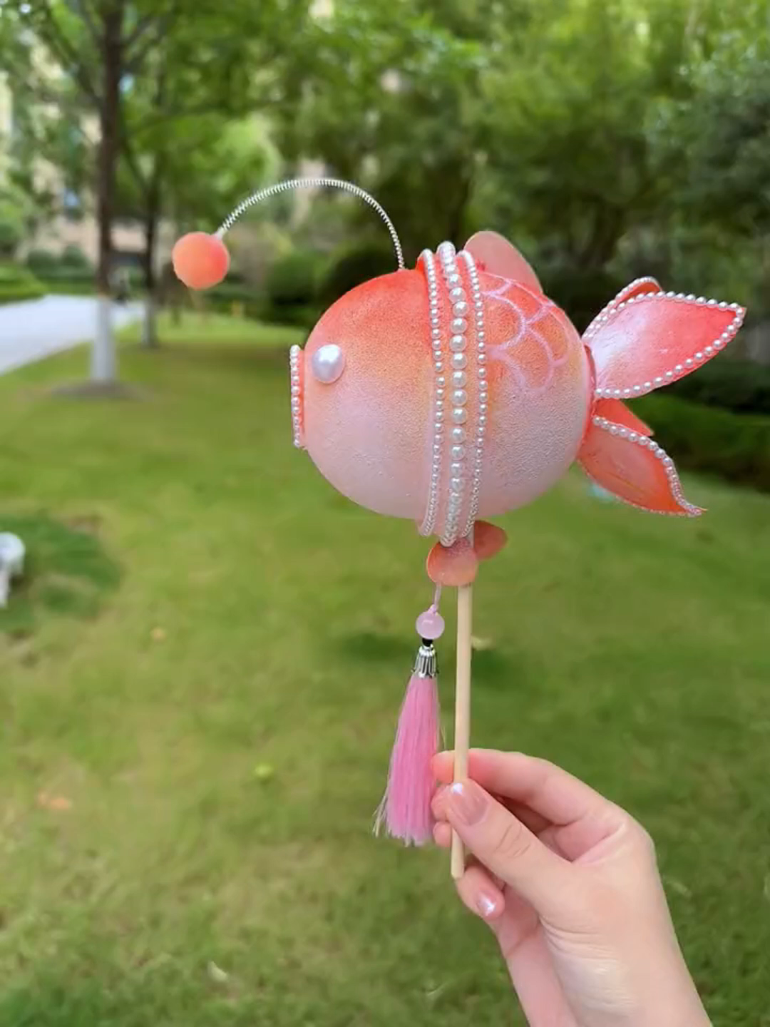 Video này mách bạn cách làm một chiếc đèn cầm tay siêu dễ nè Mấy cái nắp trà sữa tới công chuyện liền... #dochoi #lamdothucong  ##DIY #️learnontiktok