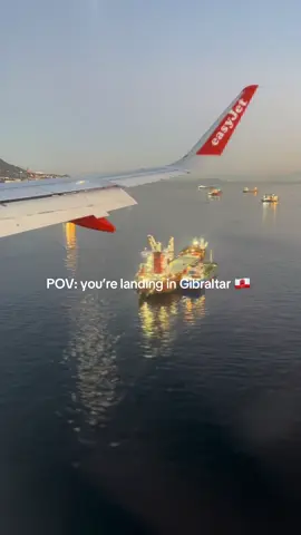 🛬 Landing at one of the world’s craziest airports: Gibraltar! Runway + road = traffic stops for planes 🤯 #Gibraltar #AviationTok #PlaneSpotting #TravelGoals #AirportViews 