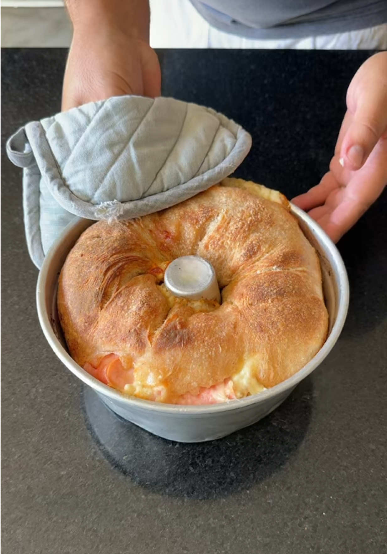 Tortano é pizza? 🤔 - Tortano de presunto, mozzarella e Catupiry. . . . #pizza #pizzatime #pizzalover #tortano #catupiry  