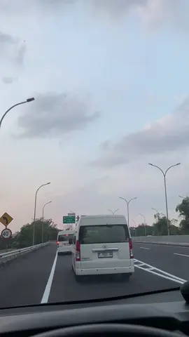 Huuuu pandaan ke kiri lee 🚐💨 #promoseruweekend #rentalmobiljember #jember #sewahiacejembermurah #sewahiacejember 