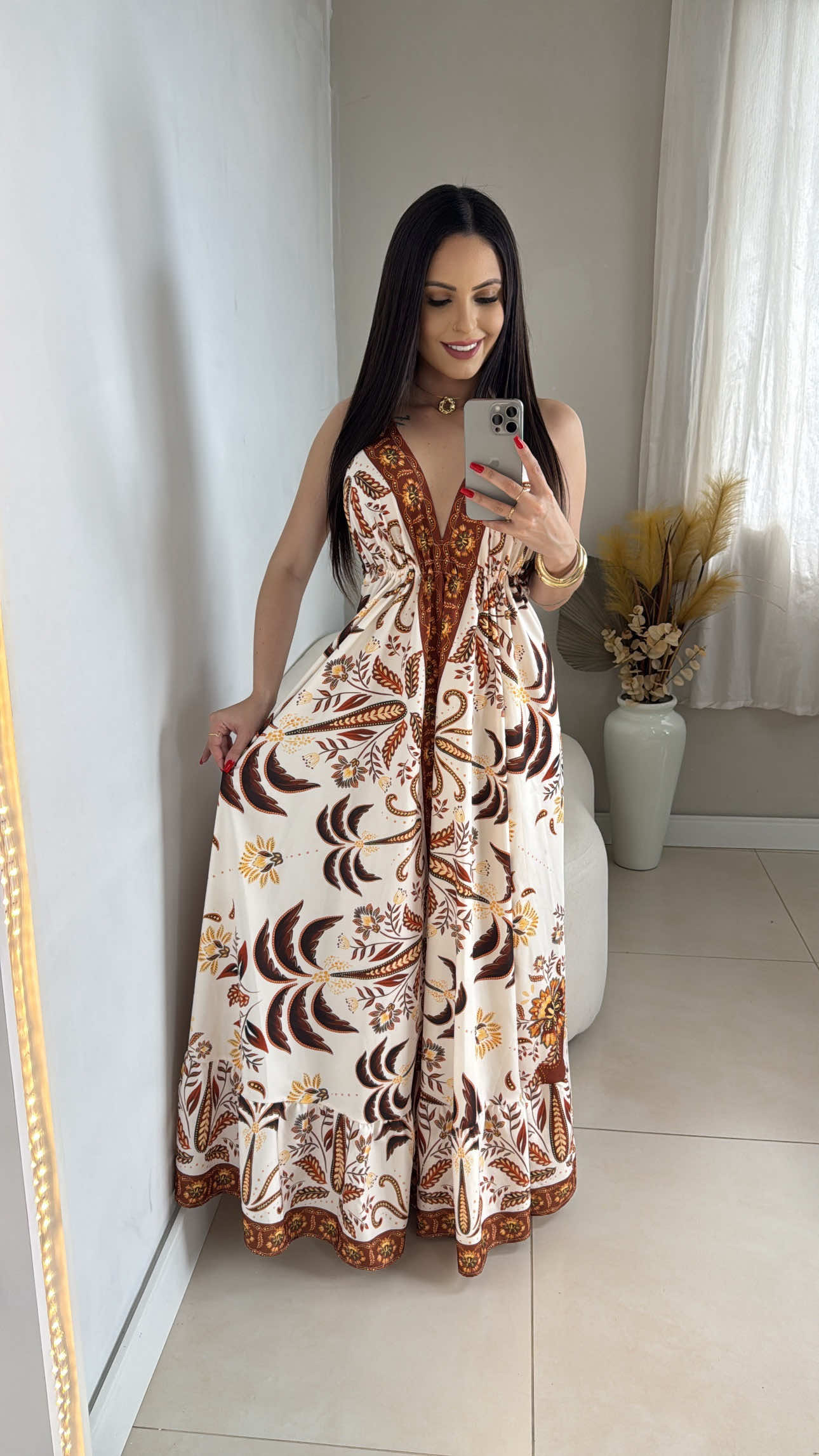 Imagina você com esse modelo de vestido indiano? 🥰✨ Costas abertas, diferentes formas de amarração e duas estampas apaixonantes para transformar qualquer ocasião em um momento especial 🤍 🛒 Garanta já o seu no site ou na loja: www.alohacamilly.com.br #AlohaCamilly #VestidoIndiano #VestidoLongo