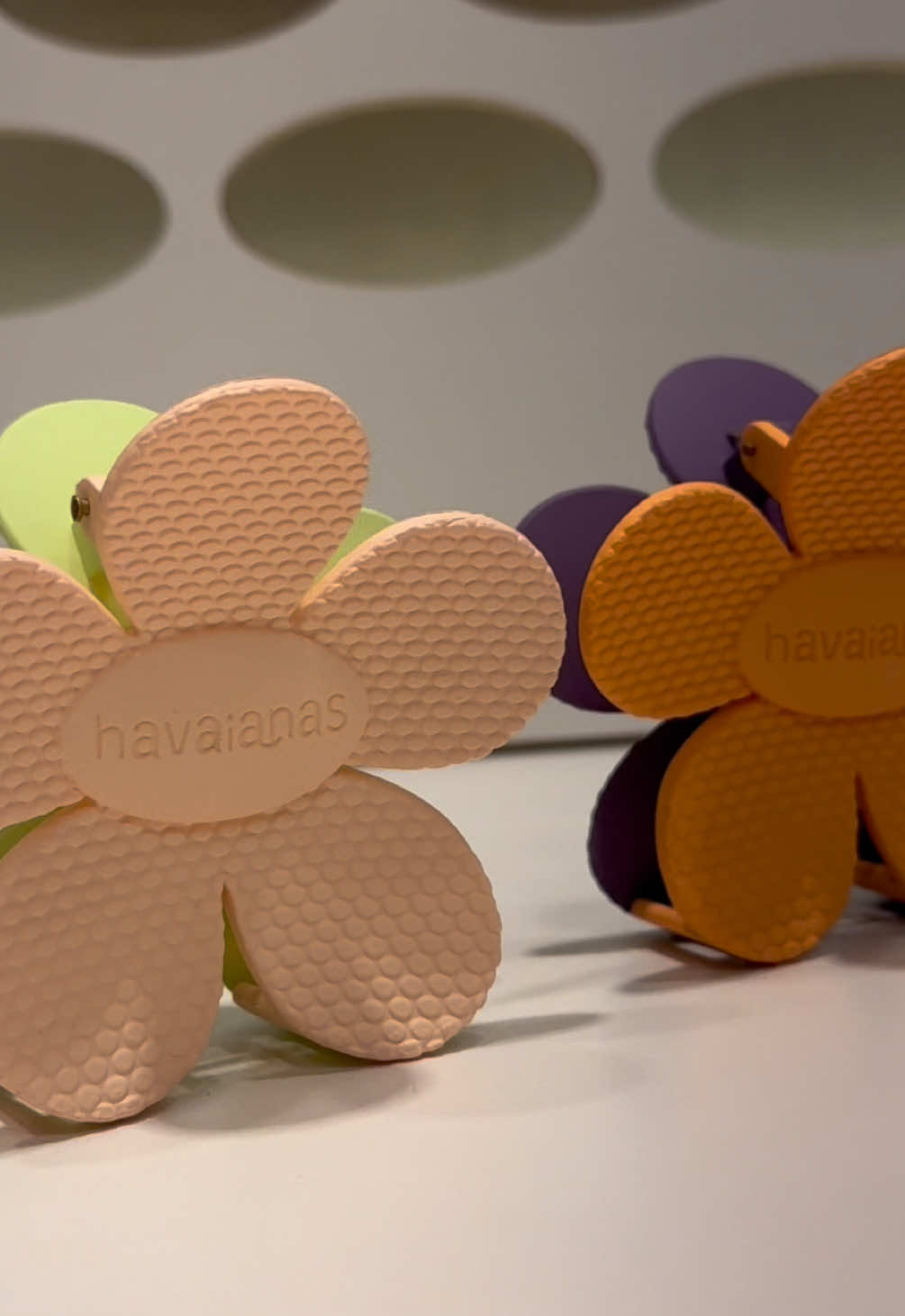 Vocês sabiam que agora a Havaianas tem a sua própria presilha de cabelo? A nossa versão vem em formato de flor, super charmosa e combina com qualquer look 🌼✨🤍 #fy #fyp #havaianas #cabelo 