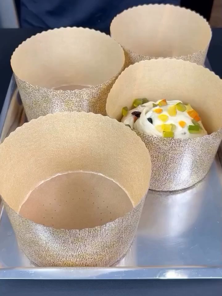 Receita de panetone assado e servido na forma forneável da Ecopack Ultrafest! Faça como o @receitasfacildotio e deixe seus panetones e chocotones ainda mais perfeitos com nossas formas! 🤩 As formas para panetones e chocotones da Ecopack Ultrafest estão disponível no tamanho 500g, em 4 cores lindas que irão valorizar ainda mais as suas encomendas: Verde, Vermelha, Marrom e Kraft! 😍 ⠀⠀⠀⠀⠀⠀⠀⠀⠀ 👉 Antiaderentes 👉 Microfuros para cozimento uniforme: a massa assa por igual. 👉 Vão direto ao forno 👉 Papel biodegradável 👉 Do forno pra mesa 👉 Beleza e praticidade#cozinhando #cozinha #sobremesa #natal #panetone #receita #confeitariadesucesso