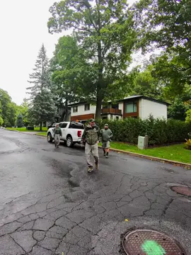 🎥 Épisode – La SEPAQ débarque au Sommet Petite marche tranquille… Je pensais que c’était encore la ville, comme d’hab, toujours garés devant chez nous même s’il n’y a pas un calisse de travaux publics en haut de la montagne. Mais non. 👉 Trois agents de la SEPAQ qui débarquent. « On vient checker tes spots dans la cour, tu déranges les chevreuils selon plusieurs boomers… » Pas stress. Tout est clean, je respecte les limites de terrain. Monsieur MAGA, zéro problème. Ils repartent avec un sourire… et un rendez-vous pour Halloween. 👉 Attendez de voir mes nouveaux spots dans la cour. Les limites, je les respecte. Mais les chevreuils… eux, ils vont capoter en tabarnak. Stay tuned. Make Halloween Great Again. 🎃🦌#MAGA #makehalloweengreatagain #sepaq #saintbrunodemontarville 