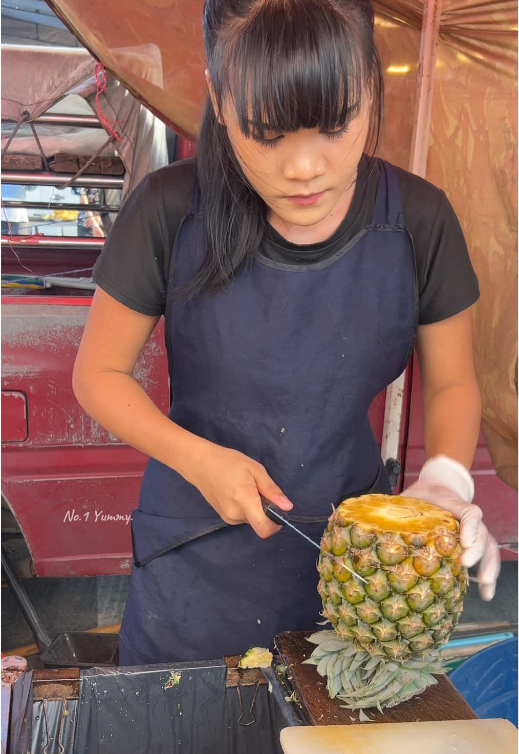 Amazing! Thai girl cuting skills pineapple. 📍พิกัด : สับปะรด ตลาดหน้าศาลชลบุรี #fruit #fruits #asmr #yummy #fyp 