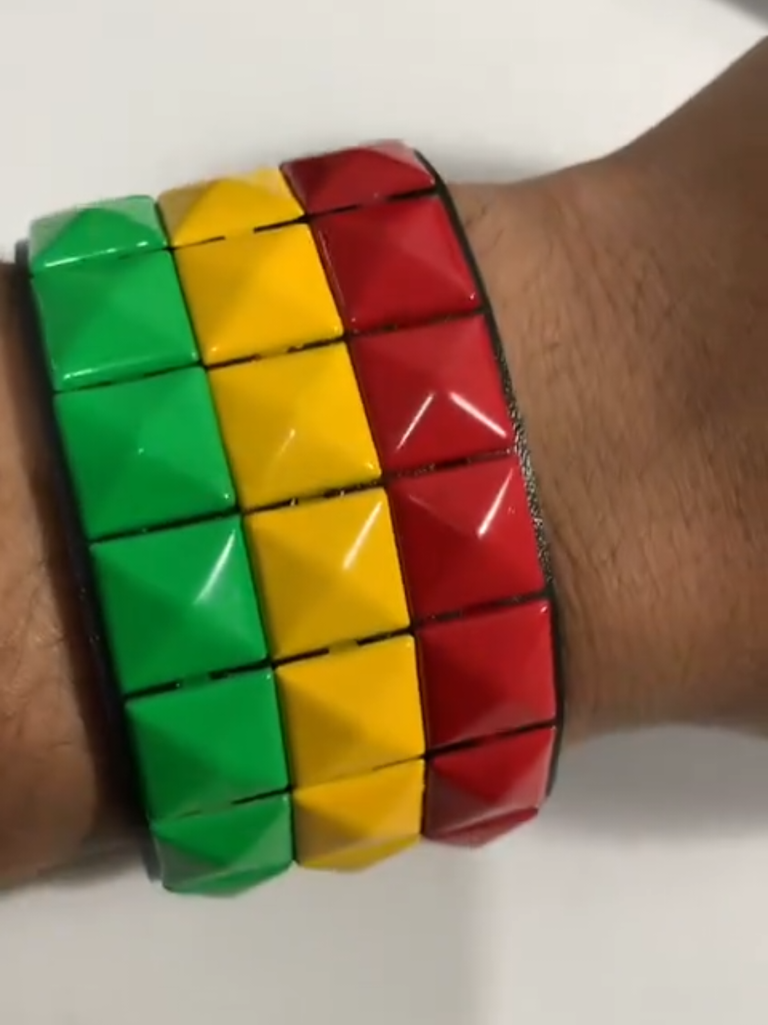 Pulseira pirâmide reggae 🌱 #alt #alttiktok #modaalternativa 