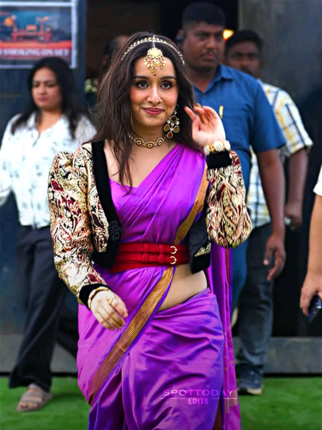 Saree, style & a whole lot of swag-Shraddha Kapoor serving #shraddhakapoor #bollywood #bollywoodsongs 