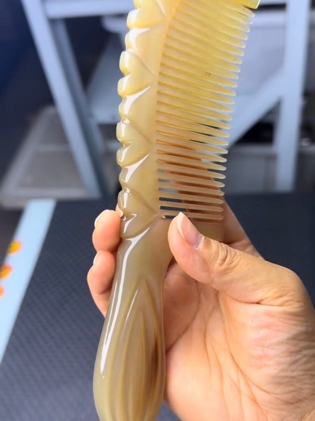 PEINE DE CUERNO DE VACA: ARTESANÍA ÚTIL Y ÚNICA 🐄✨ De cuernos a peines: artesanos transforman este recurso natural en piezas pulidas, resistentes y llenas de historia. #Artesanía #Peine #Tradición #Curiosidades #HechoAMano #ReciclajeCreativo #África #Sostenibilidad #OficiosAntiguos