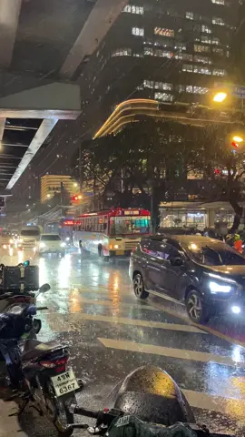 #Grab ฟู๊ด #ขุมทรัพย์ ฝนตกแบบนี่ทุกวันคิดถึงบ้านจัง ใจกลางเมืองกรุงเทพ #แยกอโศก 