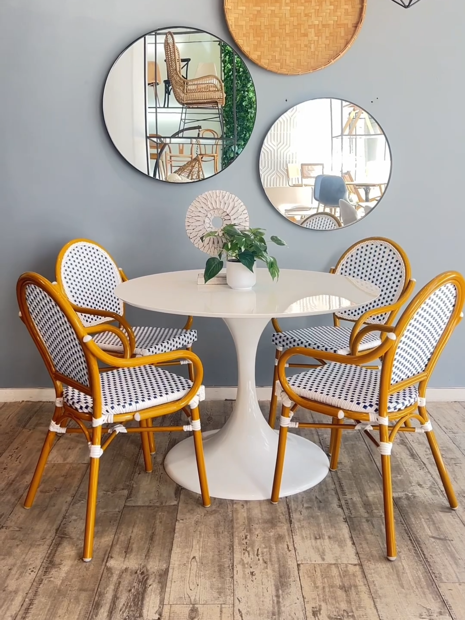 ¿Buscás un comedor con onda? 🌞 Conocé el set Tulip + BCN Blanco y Azul: ✔️ Mesa de fibra de vidrio en varias medidas ✔️ Sillas de ratán sintético apta exterior ✔️ Colores que resaltan tu espacio 🔥 15% OFF 🔥 Transferencia. 🔥 30% OFF 🔥 Efectivo. 💳 ¡12 Pagos sin interés! 📲 01168724875 / 01130870656 💻 www.giftcollection.com.ar 🚚 Hacemos envíos a todo el país. . . . . #giftcollection #tiendamuebles #interiorismo #homedecor #diseñodeinteriores #enviosatodoelpais #diseño #interiores #argentina #homedesign #homesweethome #mesas #sillas #juegodecomedor