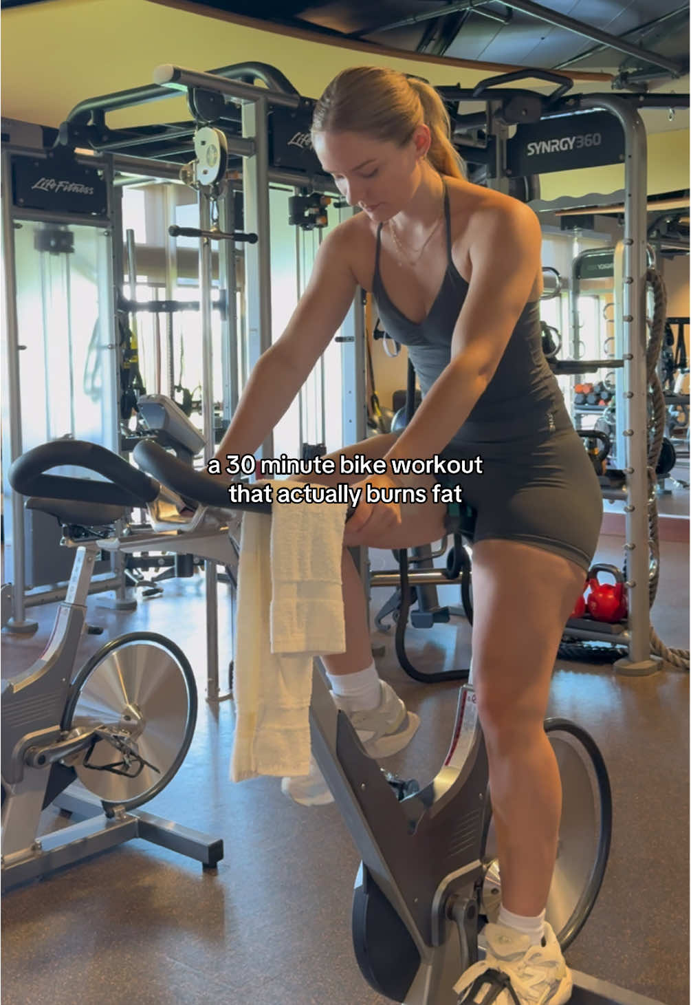 The only bike workout you need. Workout below!👇🏻  -warm-up: 5 min easy pace, low resistance -sprint: 30 sec fast pace, moderate-high resistance -recovery: 60 sec slow pace, low resistance -repeat: 12 rounds -cool down: 5 min moderate pace, moderate resistance to light pedal, low resistance Fit- @DFYNE #bikeworkout #cardioworkout #losefat #cyclingworkout #gymreels