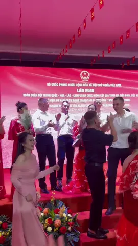 Расцветали яблони и груши, Поплыли туманы над рекой. Выходила на берег Катюша, На высокий берег на крутой. Выходила, песню заводила Про степного, сизого орла, Про того, которого любила, Про того, чьи письма берегла. Lời Việt: Dòng sông xưa rừng táo trắng hoa nở đôi bờ Lặng lờ trôi mặt nước đã loang sương mờ Kìa bóng ai thấp thoáng đó chính Cachiusa Giữa trời mây dòng sông nắng tươi chan hòa Gửi về ai lời hát thiết tha từ xóm làng Từ bờ sông gửi tới cánh chim đại bàng Người chiến sĩ mến thương có hay chăng tấm lòng Chốn làng quê rằng ai nhớ mong đêm ngày. Cảm ơn những chàng quân nhân Nga đã dành tặng Việt Nam những câu hát vô cùng dễ mến này. Bài hát mà ai yêu đất nước Nga cũng đều biết và thuộc. #a80 #quandoinga🇷🇺 #dieubinh #nga #rusia🇷🇺 