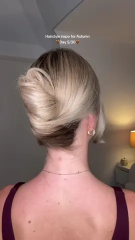 Finally learnt how to do a french twist! Looks so elegant + super easy🍂🥐 #autumnhair #autumnhairinspo #hairinspo #frenchtwist #fyp 