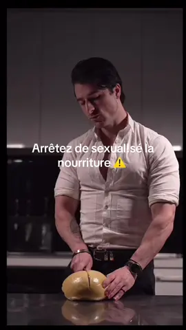 Je me devais de faire ce tiktok parce qu’un grand nombre de personne visionne ce genre de vidéos sans se rendre compte de la stupidité qu’il y a derrière ces gestes. (Je ne juge personne évidemment) Le plus grand nombre de personnes qui font ce genre de vidéos sont des hommes, et je trouve ça ignoble de réussir à sexualiser de la nourriture Alors s’il vous plaît stop #pourtoi #faitespercer #viral #fyp#nourriture