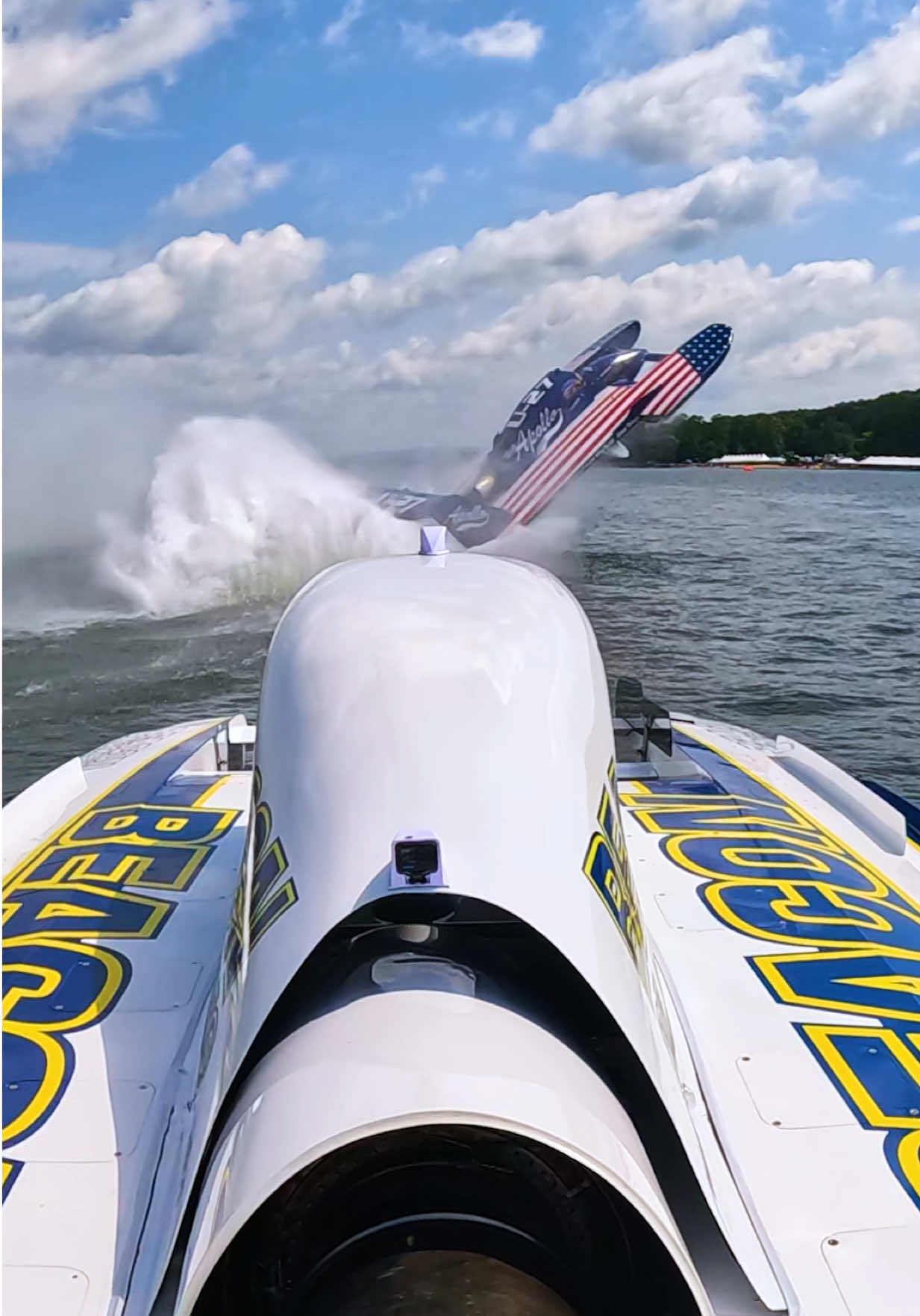 Thankfully, neither of the H1 Unlimited drivers were injured 🙏 #gopro #crash #nearmiss #racing #pov 