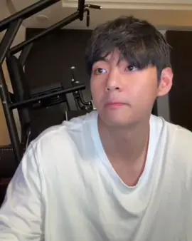 omgg taehyung live singing daisies #kimtaehyung #taehyung #live #weverselive #thv 