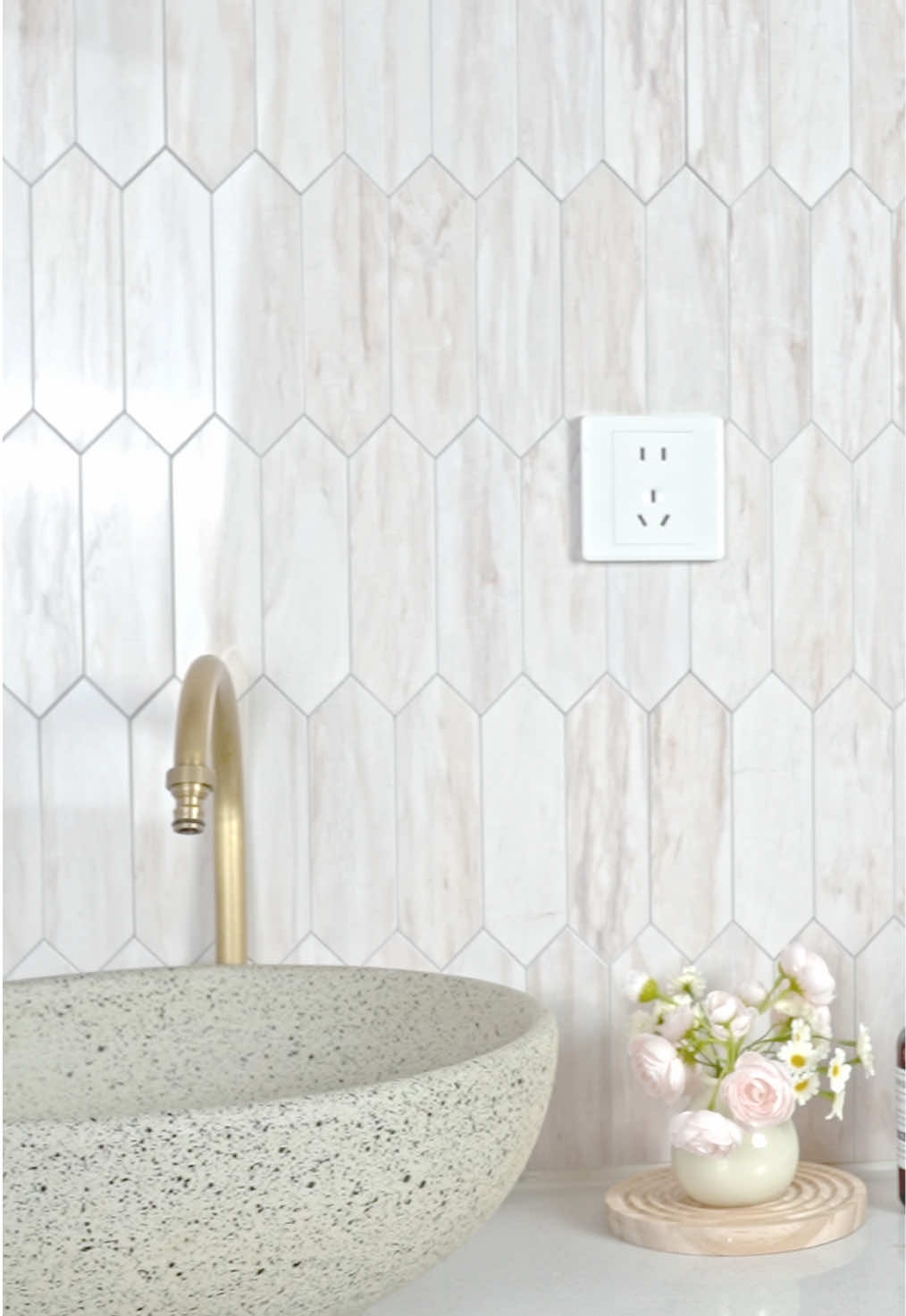 #stickgoo #homedecor #peelandsticktile #peelandstickbacksplash #backsplash #DIY #homeproject #falldiydecor #bathroomdecor #bathroommakeover #fypシ 