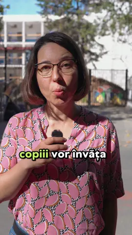 Sunt solidară cu copiii de la Școala 195, cu directorii care si-au dat demisia si cu părinții care vor da în judecată primăria si ministerul. Am fost ieri acolo și stând lângă șantier, nu precum vor sta copiii direct în el, vă spun că nu iti puteai auzi gândurile de la zgomot si nu puteai respira de la praf. Am spus chiar in live că îmi par condiții de tortură pentru copii si profesori și în niciun caz nu se poate face educație acolo. Primarul Negoiță care a generat această situație e dator să o rezolve până marti cand începe școala. @Mișcarea SENS  #anaciceala #anapentruprimarie #bucuresti #sens #cusens 