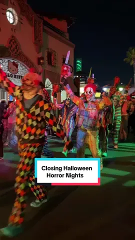 The closing of Halloween Horror Nights is a must! Fun to watch! #hhn #halloweenhorrornights #horrornights #universalstudios #universalstudioshollywood 