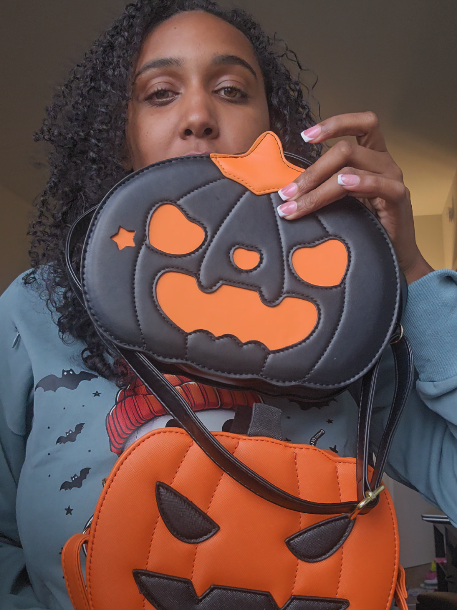 Spooky season is here, dont go another year without one of these cute pumpkin crossbody bags as one of your staple fall accessories! #halloweenpurse #pumpkinpurse #halloweenlook #halloween2025 #pumpkinseason 