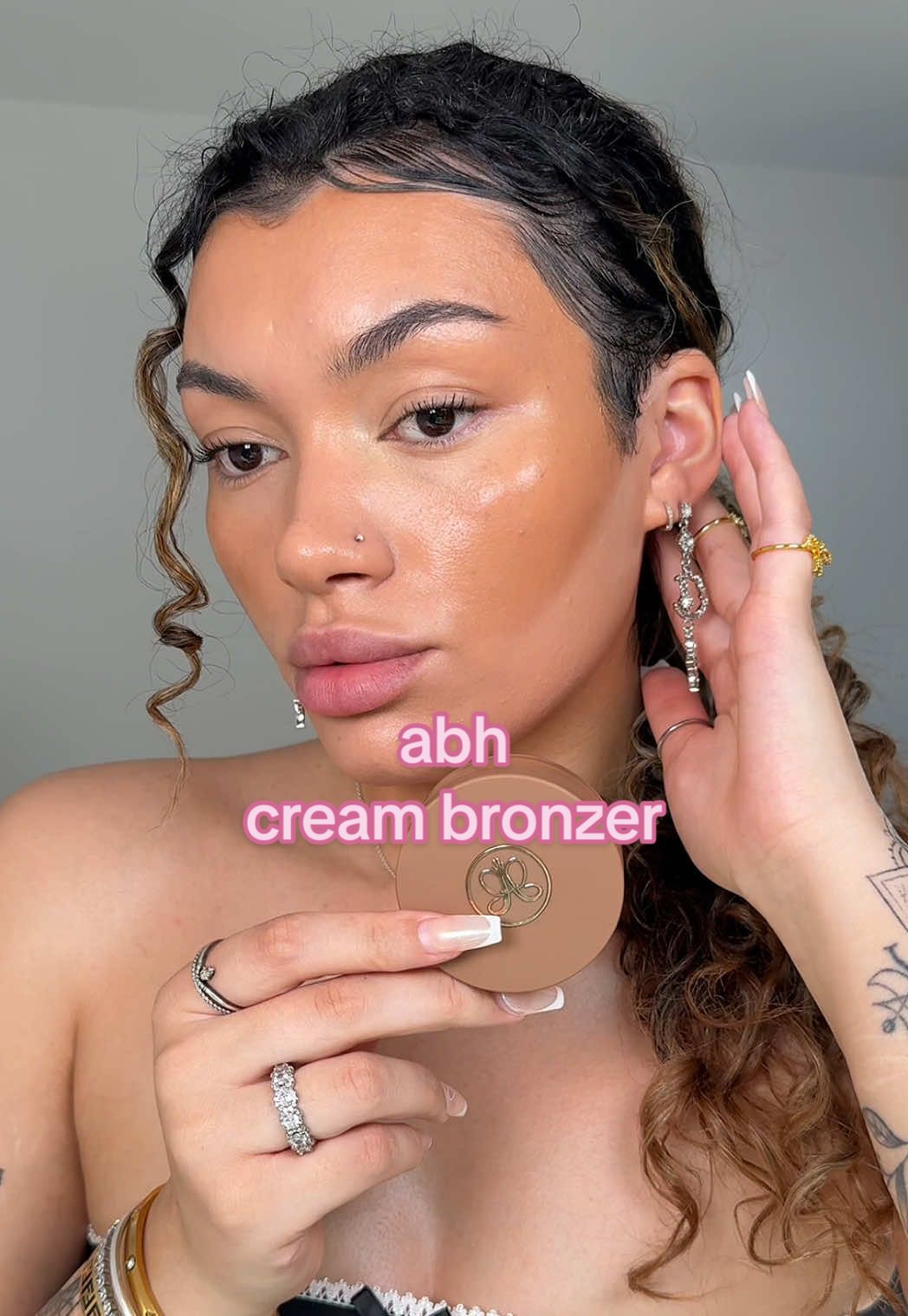 anastasia beverly hills cream bronzer really said creamy 🤎 soo dewy on the skin as well ✨ @Anastasia Beverly Hills  #anastasiabeverlyhills #creambronzer #bronzer #basemakeup #dewymakeup 