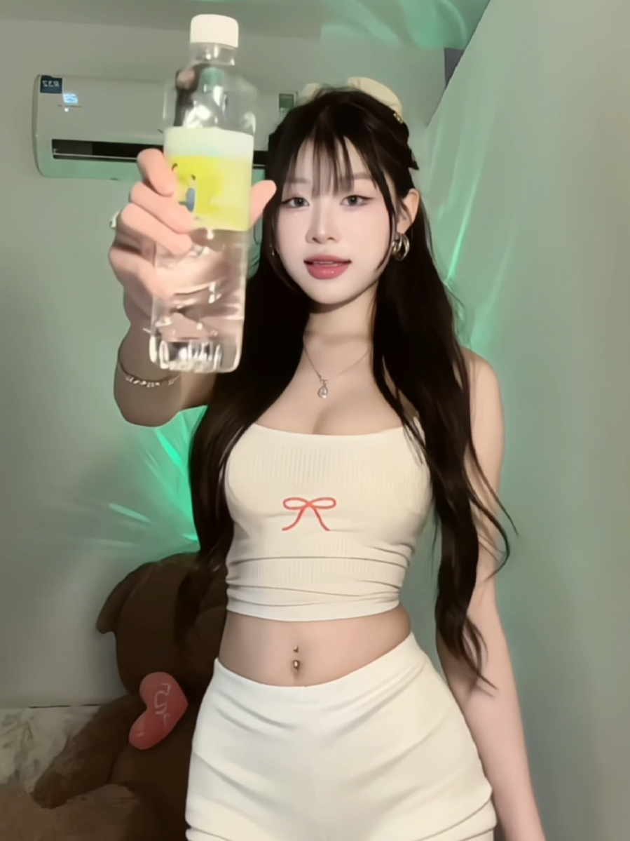 👸Nữ hoàng trễ trend 😆 kệ , nhắm mắt nhảy luôn 😅 💧 FOY – Nước khoáng ion kiềm mát lạnh tự nhiên 🥤 Uống FOY mỗi ngày để cơ thể tươi – trẻ – khoẻ – yêu đời 🌿✨ 🛒 Hiện FOY đã có mặt tại Circle K với siêu khuyến mãi khủng nha cả nhà 😍🛍️ --- #foyvietnam #nuockhoangionkiem #nuockhoangkiem #circlek #trangtrang1402206 